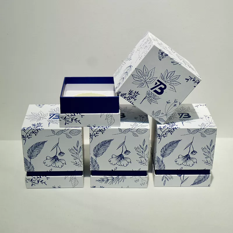 Milyen anyagokat használnak a fedéllel ellátott ajándékdobozok készítéséhez?