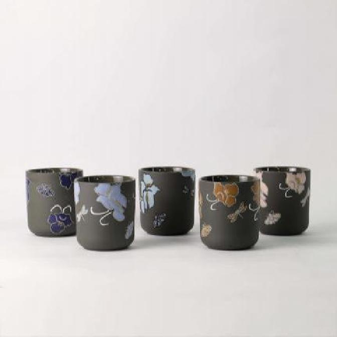 Miért lett ez az egyedi, kézzel festett virágos gyertyatartó az Instagram új kedvence?