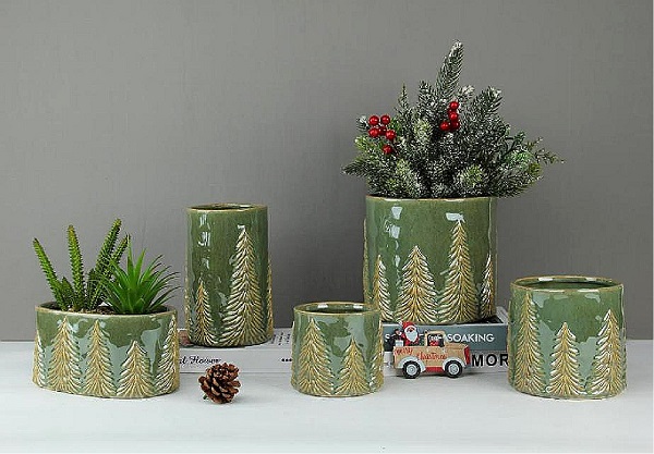 Hírek címe: Szeretne szelíd hangulatot varázsolni a karácsonyi díszekbe? Ez a kerámia dombornyomott fenyőváza lesz az új kedvenced?